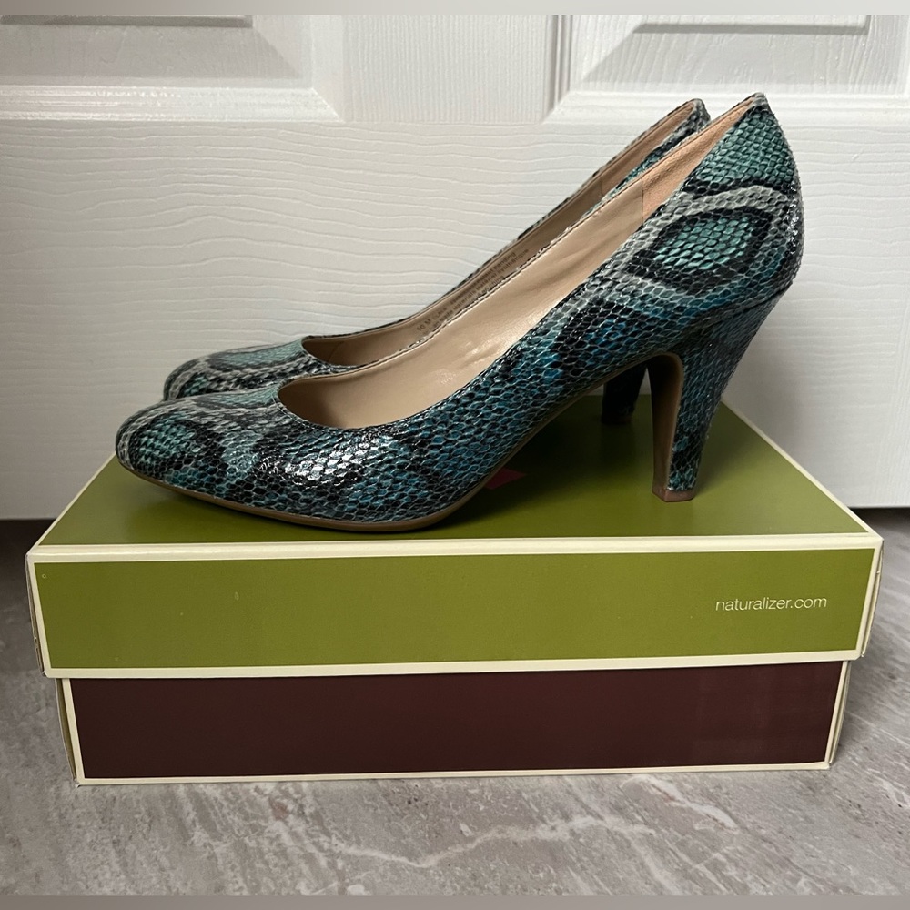 NATURALIZER | Blue Snakeskin Heel